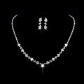 Due set di orecchini e collana da sposa Valstrend con strass semplici, perfetti come accessori matrimonio, visibili in dettaglio.