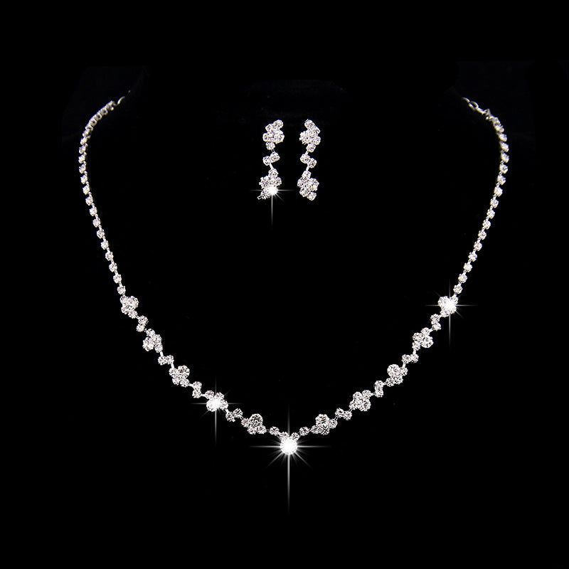 Due set di orecchini e collana da sposa Valstrend con strass semplici, perfetti come accessori matrimonio, visibili in dettaglio.