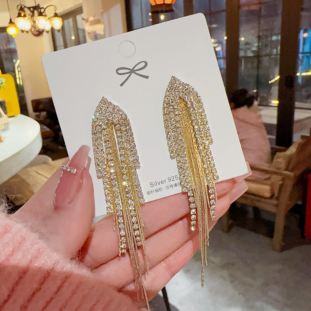 Orecchini in argento sterling con perle di lusso, design sottile e elegante, da donna, modello Needle Light di Valstrend.