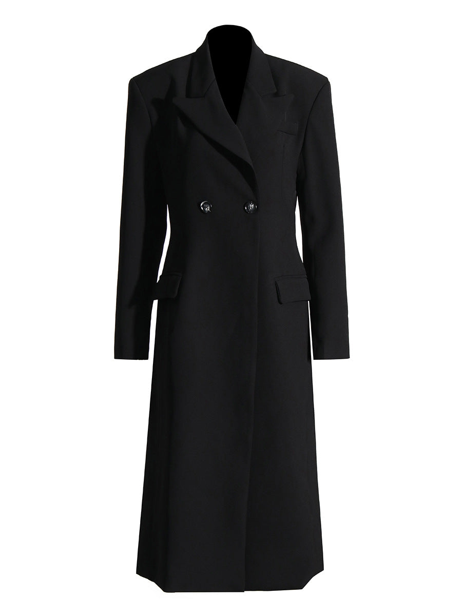 Giacca trench femminile alla moda Valstrend, stile elegante e moderno, in tessuto leggero con cintura e dettagli classici.