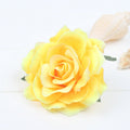 Spilla per capelli con fiori rossi in tessuto, decorazione di nozze e bridal, alta qualità, stile elegante e raffinato.
