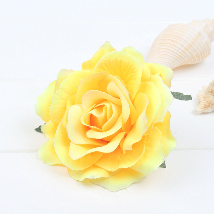 Spilla per capelli con fiori rossi in tessuto, decorazione di nozze e bridal, alta qualità, stile elegante e raffinato.
