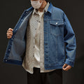 Giacca in denim da uomo Valstrend, cappotto casual in jeans con tasche e chiusura frontale, stile classico e moderno.