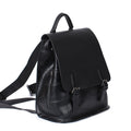 Zainetto donna in vera pelle di mucca colorata, semplice e elegante, prodotto Valstrend shop, con manici e tasche visibili.
