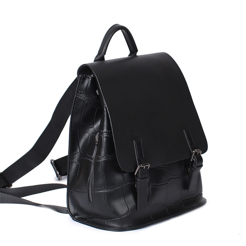 Zainetto donna in vera pelle di mucca colorata, semplice e elegante, prodotto Valstrend shop, con manici e tasche visibili.