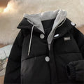 Cappotto in cotone con cappuccio da uomo Valstrend, stile casual, nero, con tasche laterali, vista frontale.