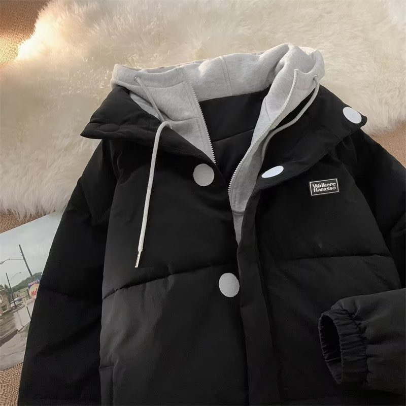Cappotto in cotone con cappuccio da uomo Valstrend, stile casual, nero, con tasche laterali, vista frontale.