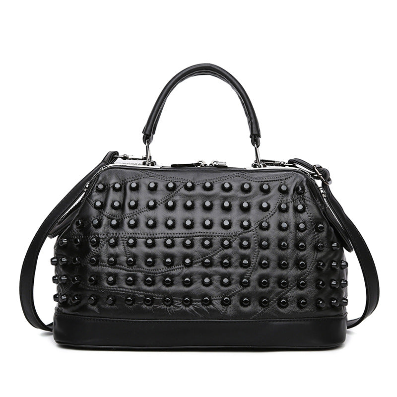 Borsa a tracolla in pelle morbida Valstrend, stile fashion bucket con borchie e design portatile, ideale per look casual ed eleganti