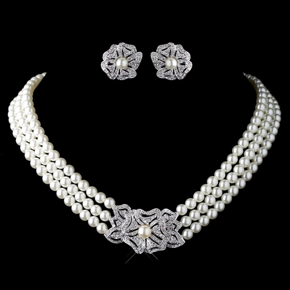 Set di bijoux con collana e orecchini con perle e strass di Valstrend, dettagli eleganti e raffinati in argento.