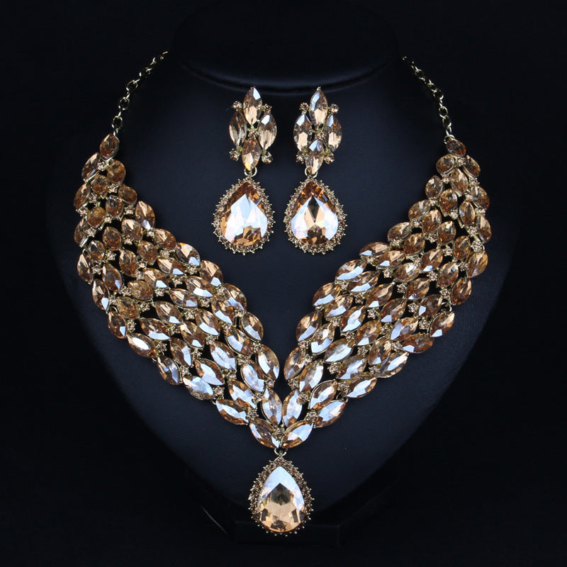 Collana in metallo dorato a catena clavicolare con dettagli elaborati, accessori moda da sposa e abbigliamento europeo e statunitense