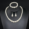 Collana, bracciale e orecchini in perle Valstrend, set di gioielli eleganti con perle bianche e dettagli raffinati.