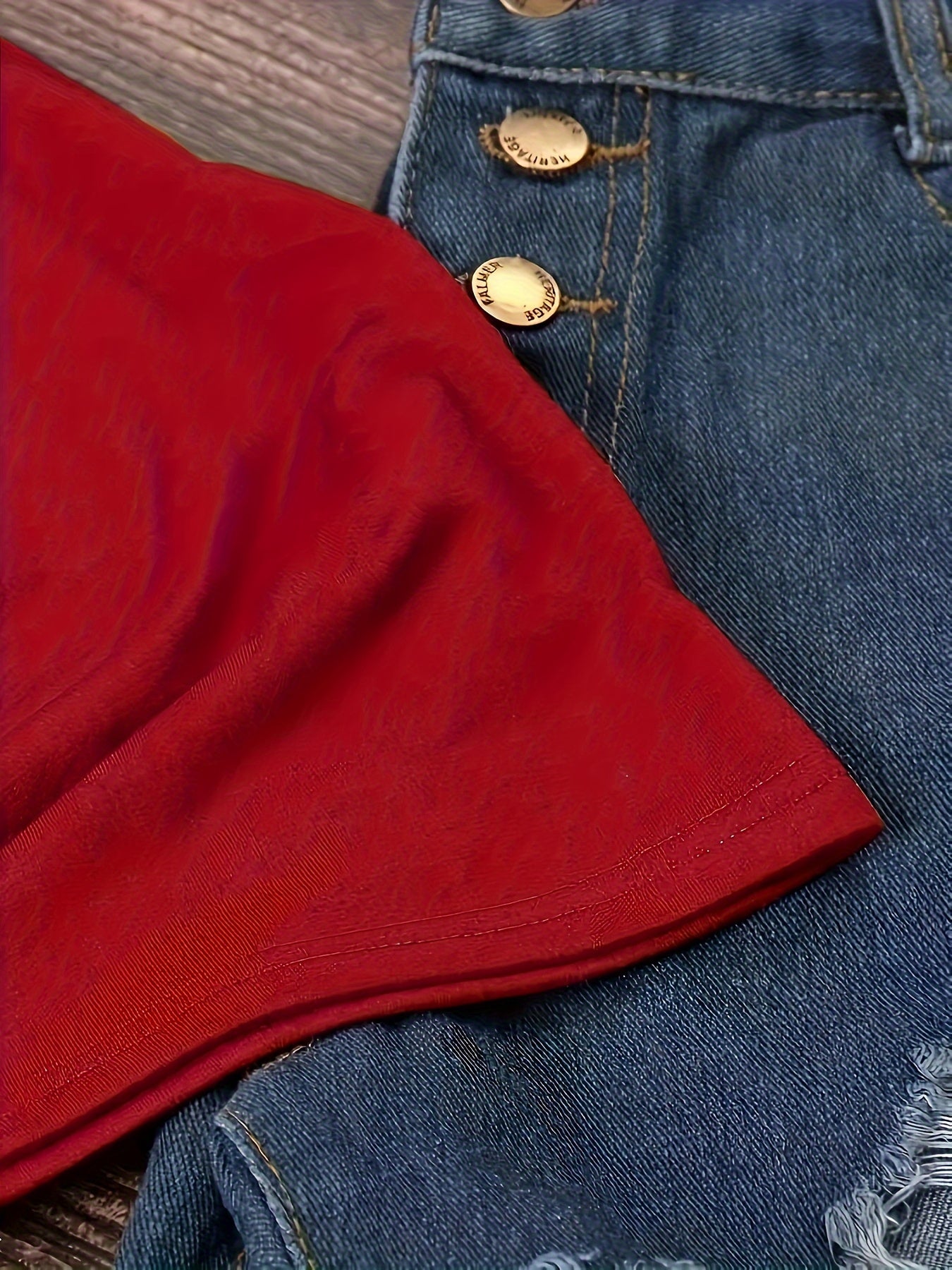 T-shirt donna con scollo rotondo, maniche corte e applicazione a cuore leopardata, tessuto elasticizzato in poliestere e elastan.