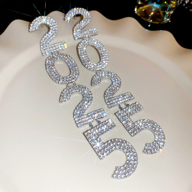 Orecchini di alta qualità con diamanti incastonati, design raffinato e elegante, marchio Valstrend, pronti per essere indossati.