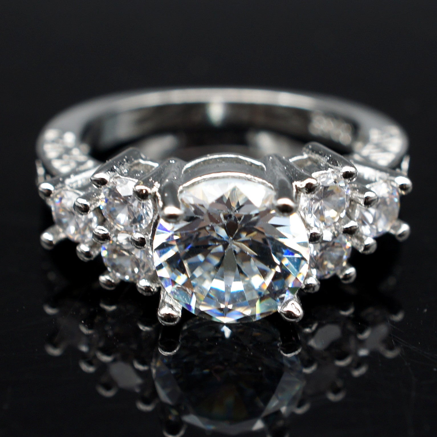 Anello di fidanzamento Valstrend con diamanti a forma di otto cuore e freccia, alta qualità, ornamento di mano elegante.