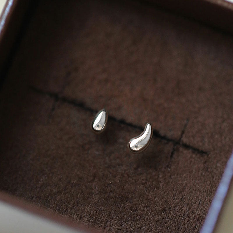 Orecchini a perno asimmetrici in argento sterling Valstrend, dettagli eleganti e design unico in immagine.