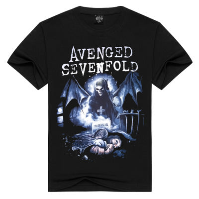 Maglietta a maniche corte Avenged Sevenfold Valstrend shop con grafica del logo e design rock, visibile in primo piano.