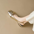 Scarpe da donna Valstrend in pelle autentica con punta quadrata, cinturino sul retro e comoda suola piatta.