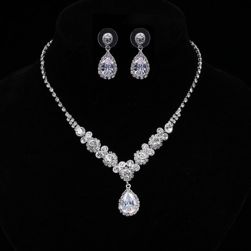 Set di gioielli Valstrend con collana e orecchini a catena scintillanti in zirconi, perfetti per occasioni speciali e matrimonio.