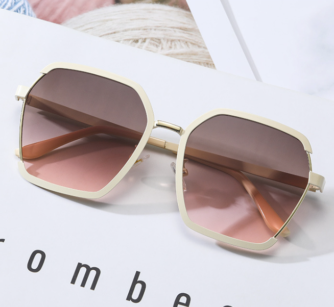 Occhiali da sole semi-trasparenti in metallo Valstrend, stile street, protezione UV, per donna europea e americana, vista frontale