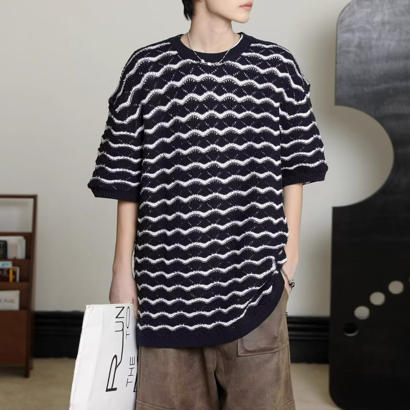 Maglietta uomo a maniche corte con motivo jacquard e scollo a tralcio, stile Valstrend, tessuto leggero e dettagli decorativi.