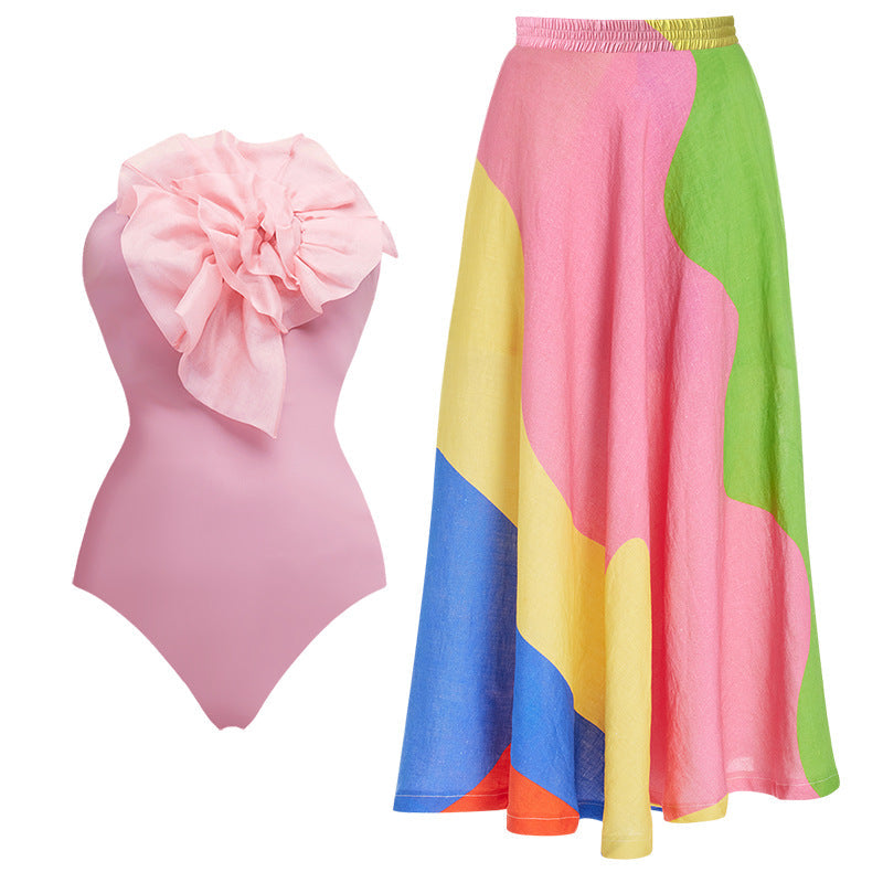 Costume da bagno intero Valstrend con scollo profondo a V, stile halter e schiena nuda, tessuto colorato e aderente.