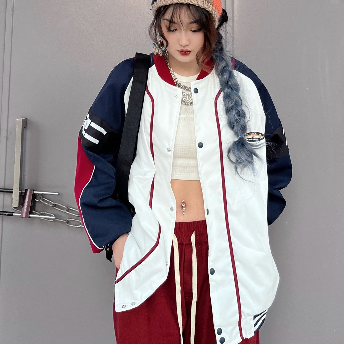 Giacca bomber americana Valstrend per uomo e donna, stile baseball con dettagli a contrasto e maniche a righe.