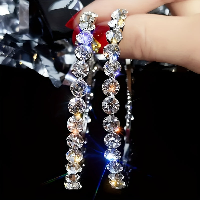 Orecchini a cerchio con design vuoto e pietre di strass in rame, eleganti e di lusso, per donna, per feste e occasioni speciali.