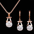 Orecchini con cristalli e pendente a farfalla dorato, set di gioielli Europa e America, collana da sposa coreana di Valstrend.