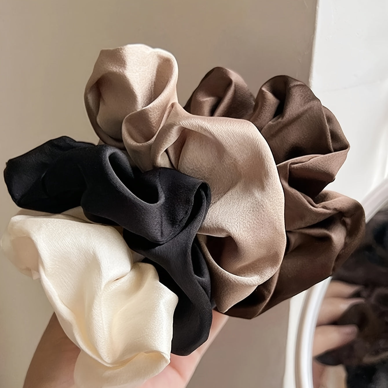 Set di 5 elastici per capelli Valstrend in nero, bianco e marrone, eleganti e versatili per tutte le età.