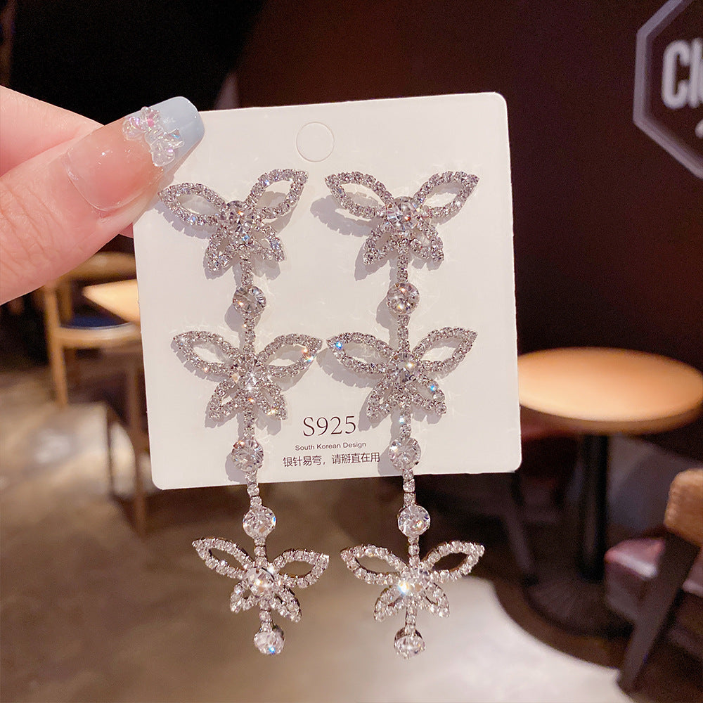 Orecchini in argento sterling con perle di lusso, design elegante e raffinato, perfetti per uno stile sofisticato.