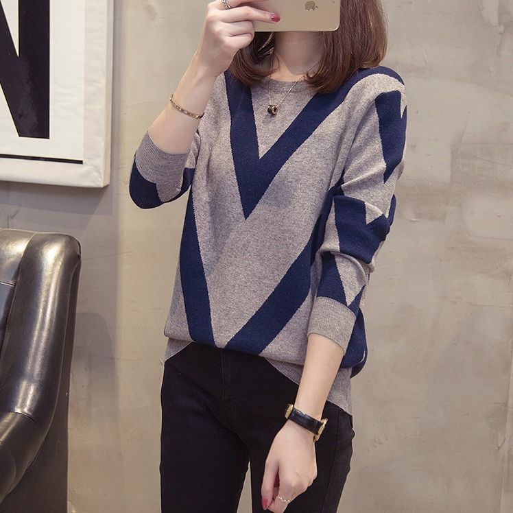 Maglione donna a maniche lunghe con collo rotondo in cotone autunnale Valstrend, colore beige, vestibilità comoda e stile casual.