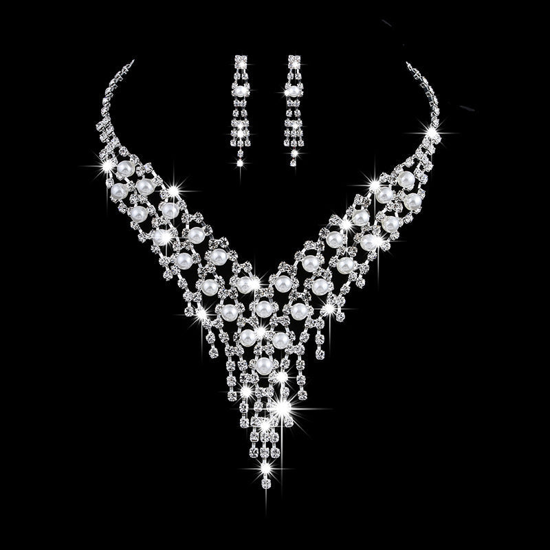 Set di gioielli da sposa all'ingrosso Valstrend con orecchini a catena artiglio e collana di perle con strass.