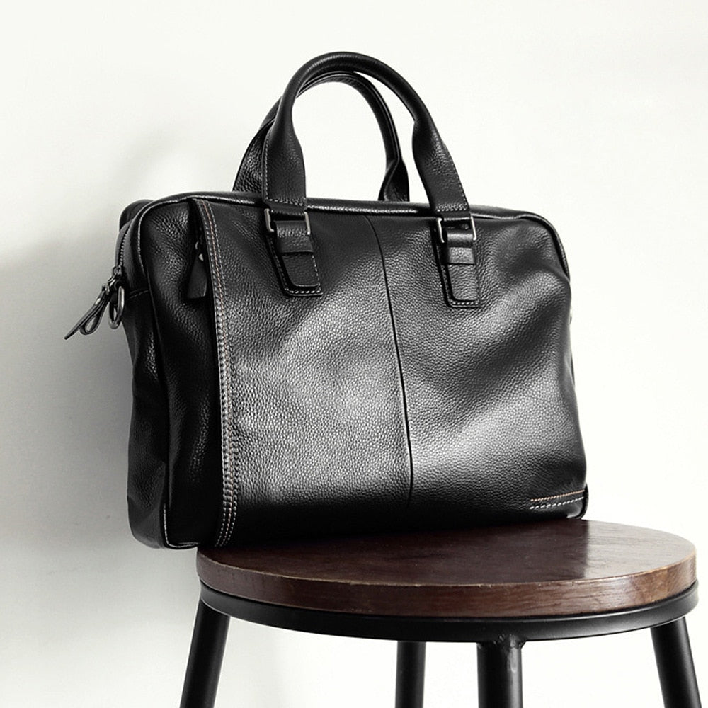 Cartella da uomo Valstrend Shop in pelle nera con manici robusti e scomparti interni, ideale per lavoro e viaggi.