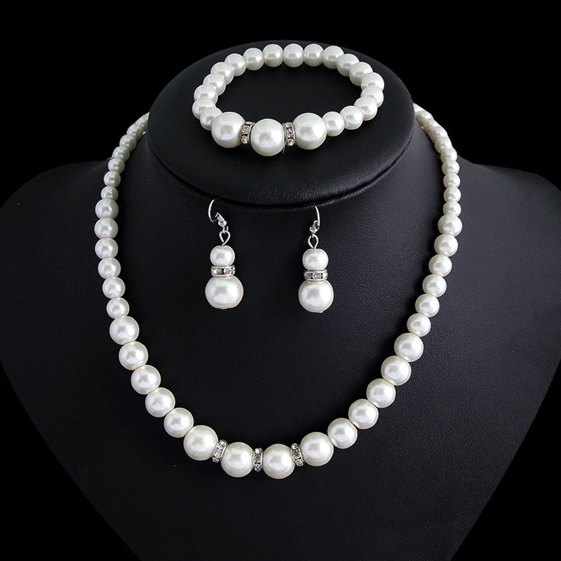 Collana, orecchini e bracciale in perle Valstrend, gioielli tre pezzi eleganti e raffinati con perle bianche e dettagli lucidi.