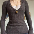 Maglione donna a V con scollo profondo e taglio aderente, maglia snellente Valstrend, tessuto morbido e comodo.