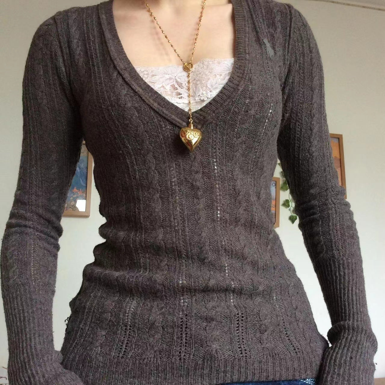 Maglione donna a V con scollo profondo e taglio aderente, maglia snellente Valstrend, tessuto morbido e comodo.