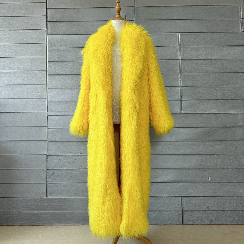 Cappotto in pelle e pelliccia da donna Valstrend, elegante inverno in pelle nera con dettagli in pelliccia.