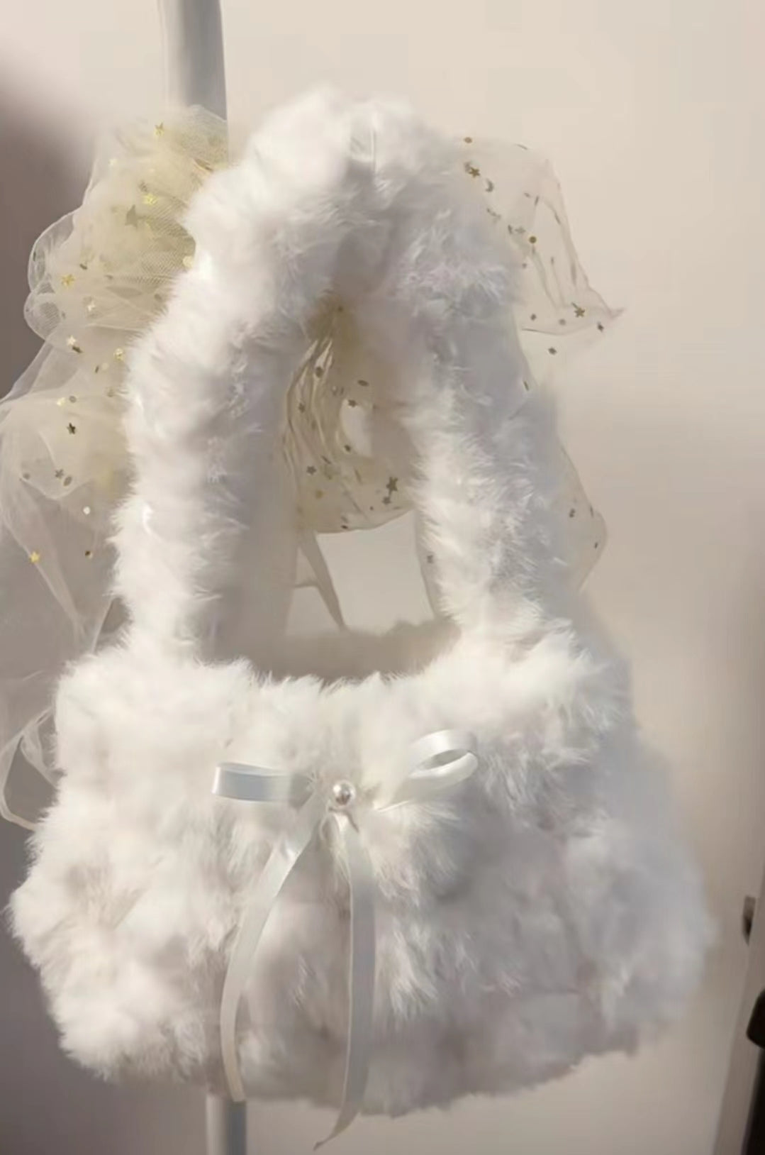 Borsa a mano in peluche Valstrend con fiocco bianco Snow White e dettagli di perle, elegante e femminile.