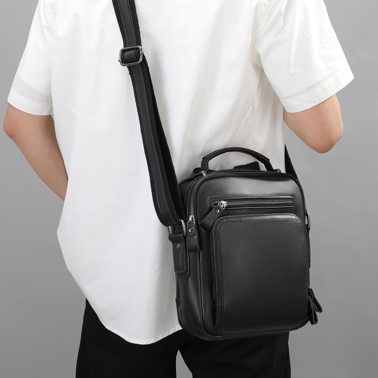 Borsa messenger in pelle retrò grande capacità, tracolla spaziosa e stile vintage, con dettagli eleganti e scomparti multipli.
