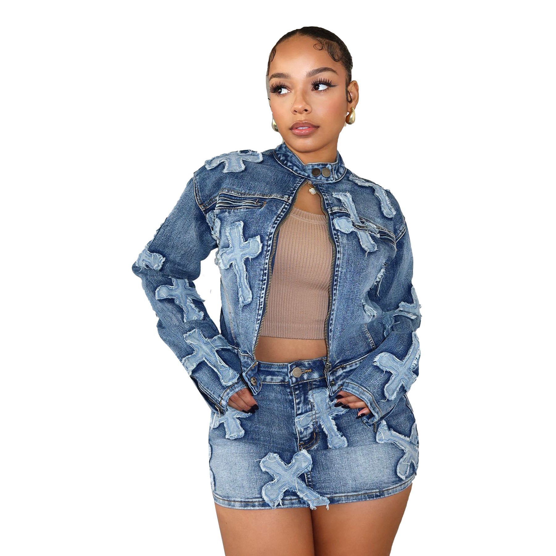 Giacca e gonna shorts in jeans con ricami, stile casual e trendy, marca Valstrend Shop, dettaglio di moda femminile.