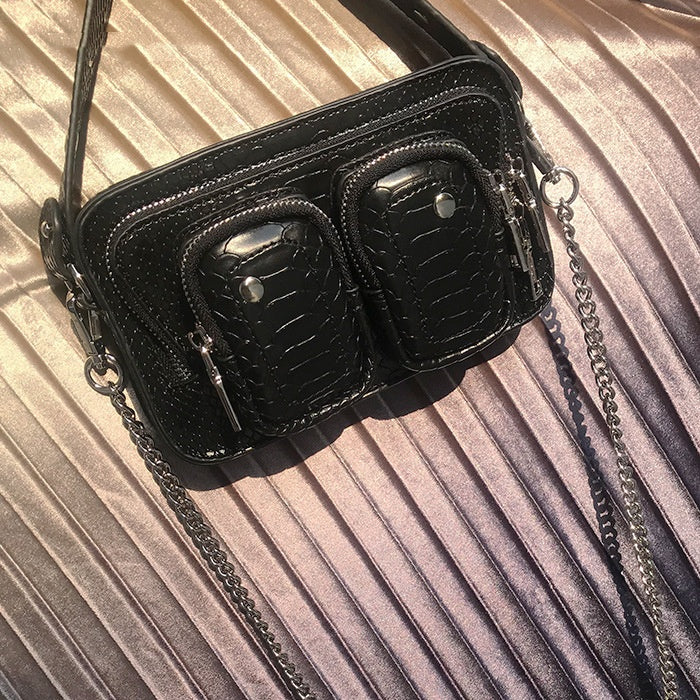 Piccola borsa a tracolla a tracolla Valstrend con catena, forma quadrata e scomparto sottoascellare, stile elegante e compatto.