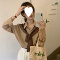 Sciarpa da donna Valstrend, stola lunga a due pezzi con camicia a maniche lunghe, stile elegante e moderno, vista frontale.