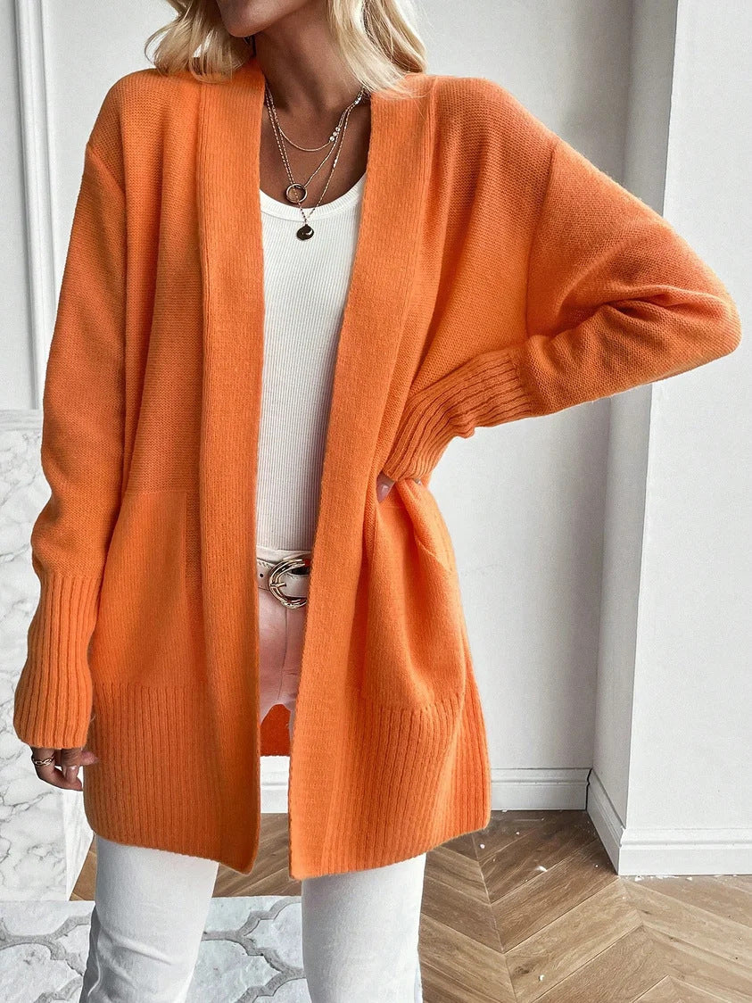 Cardigan lungo da donna Valstrend con tasche grandi e maniche lunghe, stile casual e comodo.
