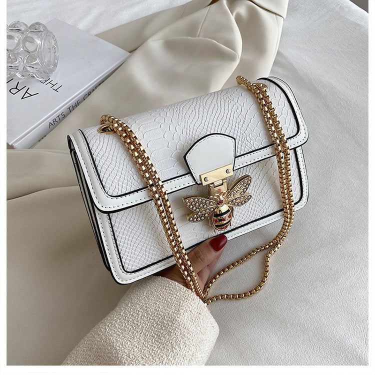 Borsa a tracolla alla moda, trendy e retrò con catena, stile fashion e design elegante, marca Valstrend shop.