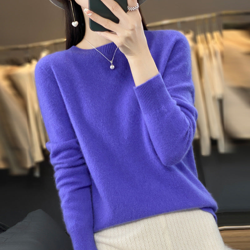 Maglione da donna in cashmere morbido e largo, tessuto lavorato a maglia, colore neutro, indossato con stile casual.
