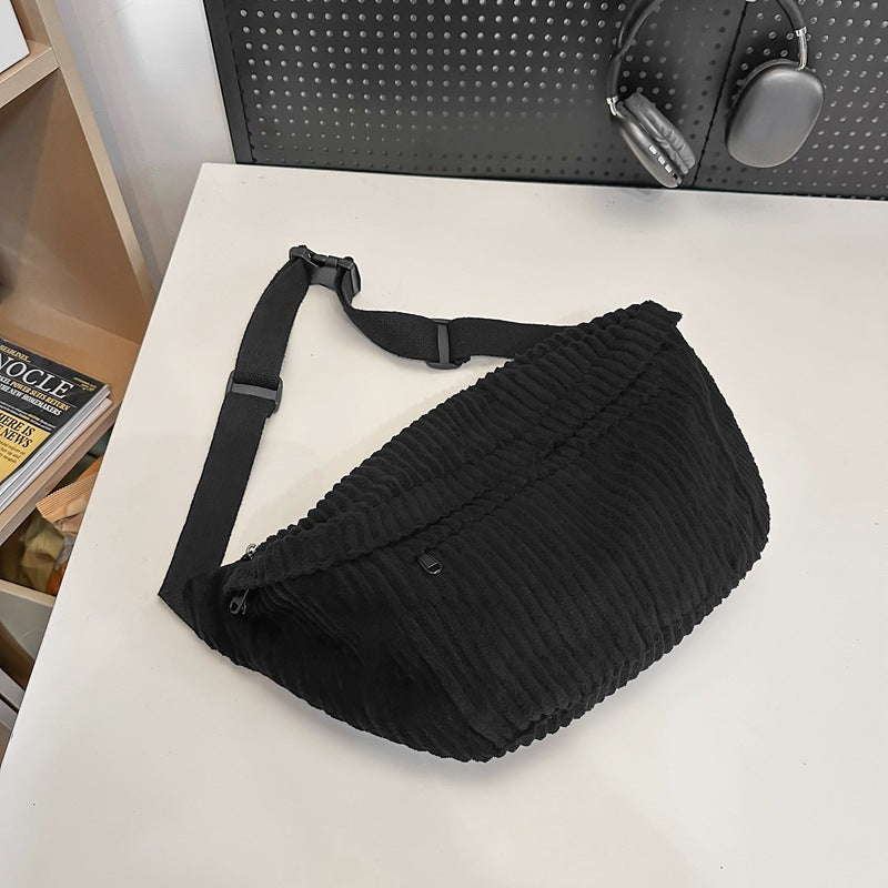 Borsa messenger da donna Valstrend, semplice e versatile, grande capacità, in pelle nera con tracolla regolabile.