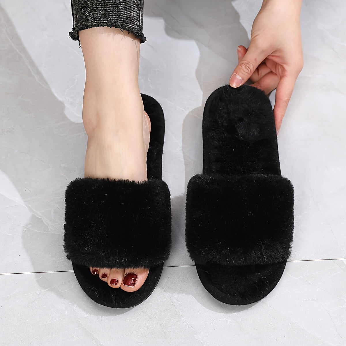 Ciabatte femminili eleganti Valstrend con pelliccia sintetica morbida e suola antiscivolo per il massimo comfort in casa.