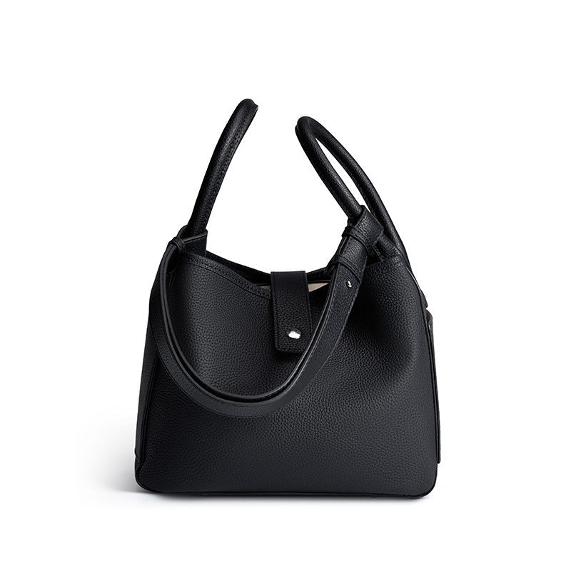 Borsa donna in pelle naturale Valstrend, design elegante con manico e dettagli in pelle vegetale, perfetta per uso quotidiano.