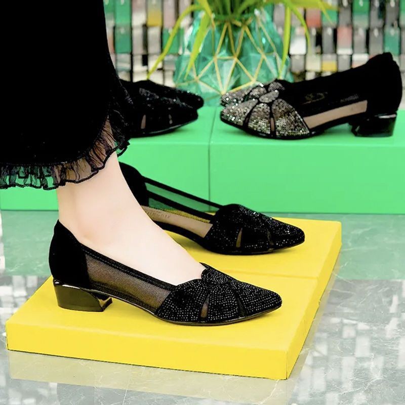 Sandali estivi Valstrend con tacco medio, pelle morbida e tomaia in mesh traforato, ideali per look leggeri e confortevoli.