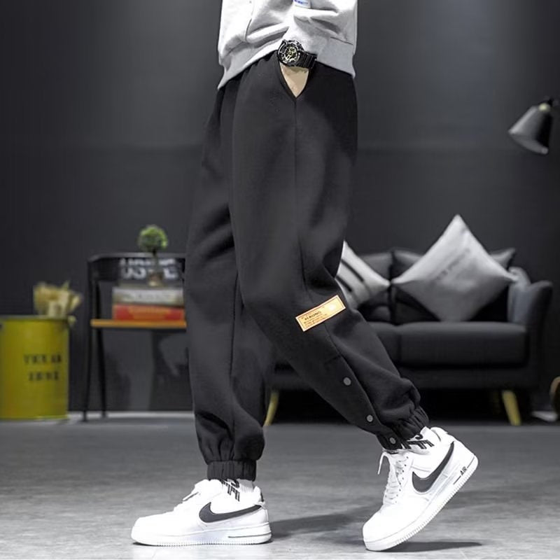 Pantaloni casual imbottiti in velluto autunno-inverno di Valstrend, stile comodo e caldo, visibili in primo piano nell'immagine.